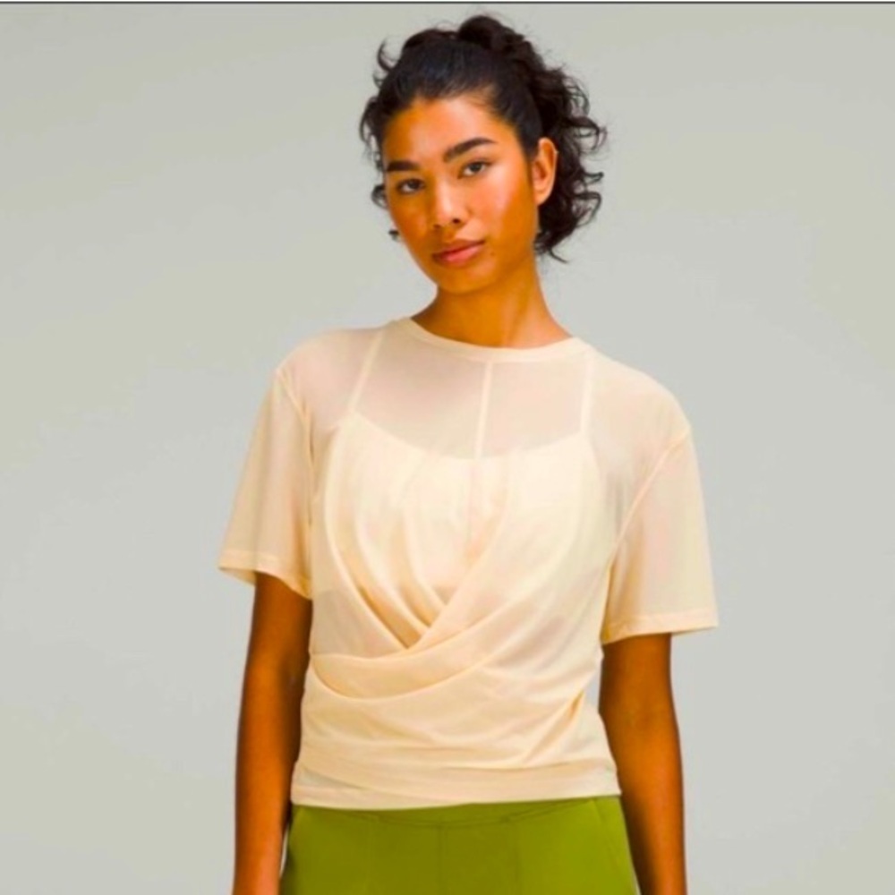 Lululemon Lightweight Mesh Top Reversible Yoga T-Shirt In Prosecco Size 6